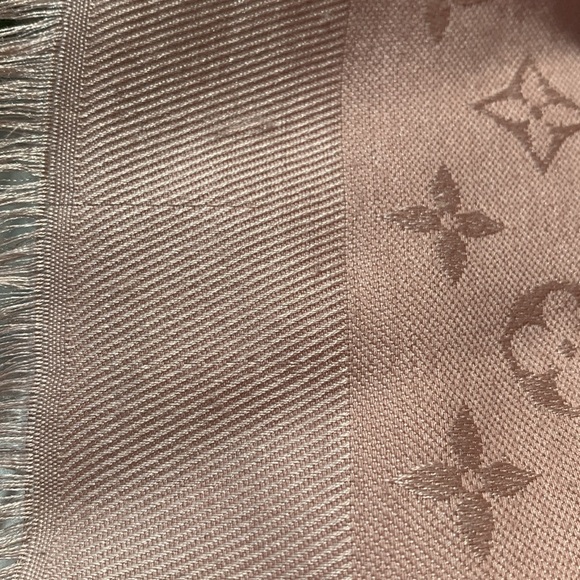 Louis Vuitton Monogram Shine Shawl - Picture 7 of 14